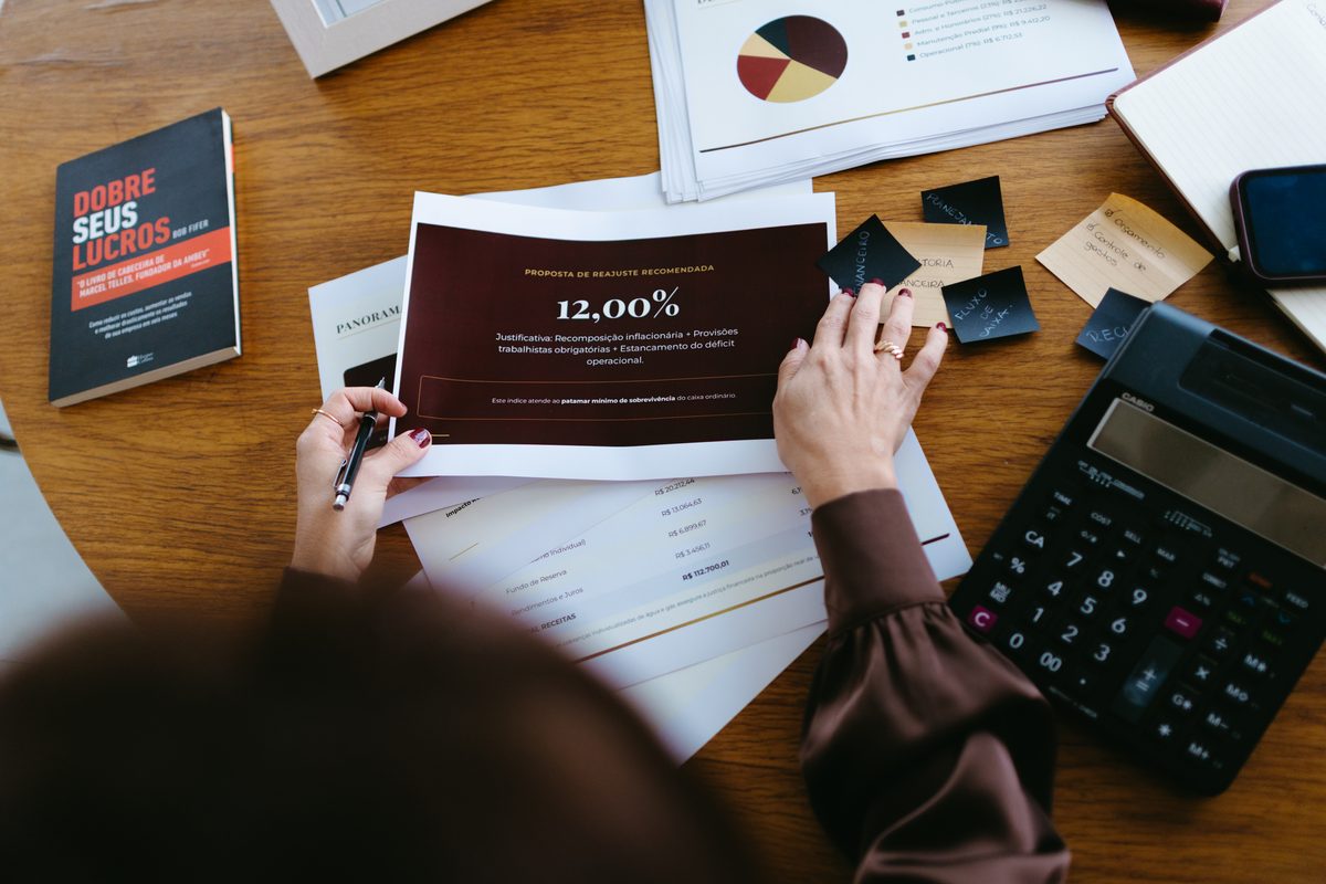 Relatórios financeiros e gráficos sobre a mesa durante uma análise de gestão